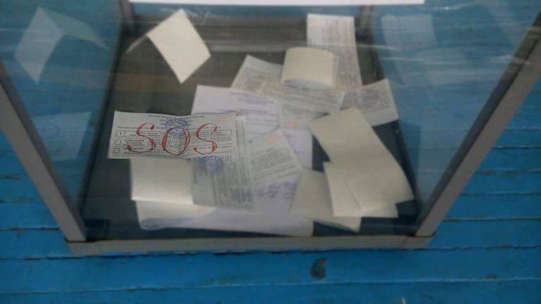 SOS: на одній з Франківських дільниць виборець подав “сигнал лиха” на бюлетені (ФОТОФАКТ)