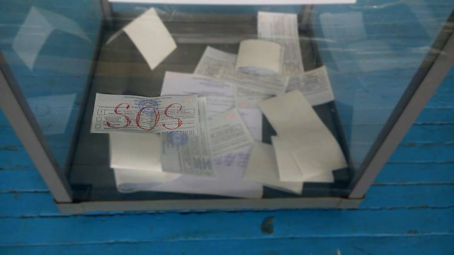 SOS: на одній з Франківських дільниць виборець подав “сигнал лиха” на бюлетені (ФОТОФАКТ)
