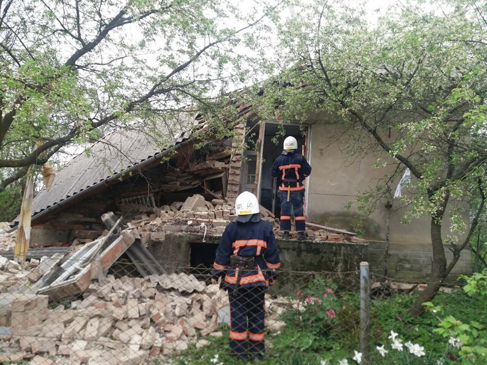 На Калущині в приватному будинку стався вибух газу: постраждала жінка (ФОТО)