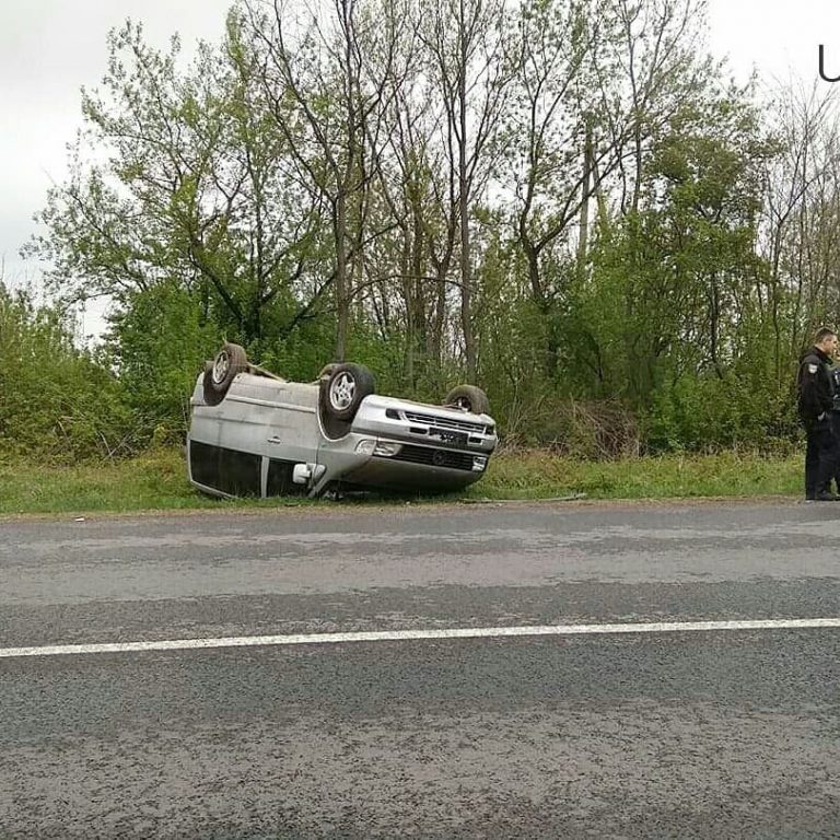 Великодні ДТП: під Франківськом постраждав мотоцикліст, а в Одаях перекинулося авто (ФОТО)