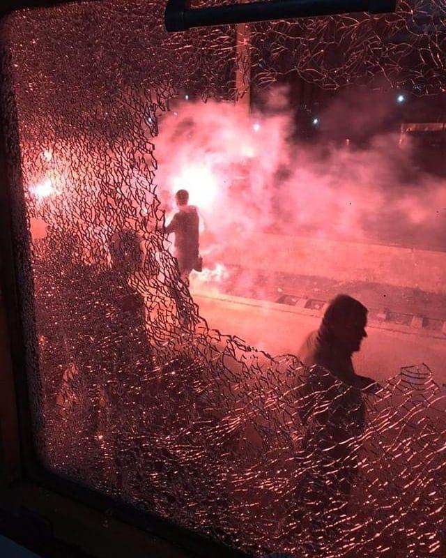 Понад дві сотні фанатів ФК “Карпати” потрощили вагони потяга, – Укрзалізниця
