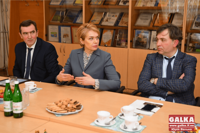 Міністерці освіти в облраді пообіцяли розподілити гроші на обладнання для першачків протягом місяця (ФОТО)