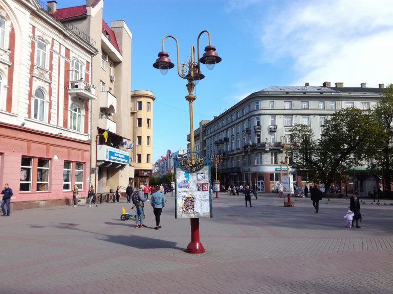 На Вічевому майдані більше не буде реклами “на стовпах”