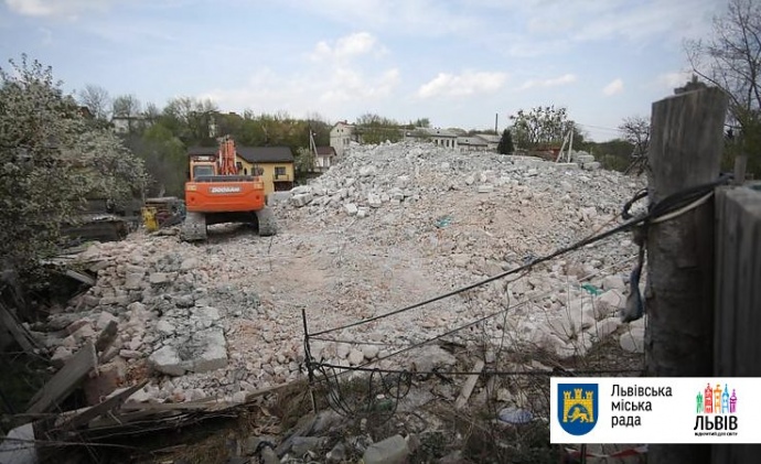 В Україні вперше знесли незаконну багатоповерхівку (ФОТО)