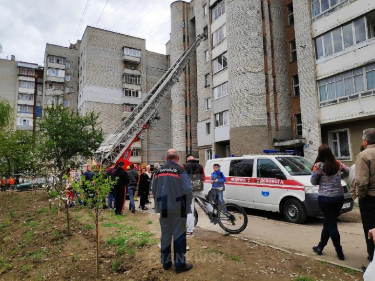 На Пасічній – пожежа в житловій квартирі. Очевидці повідомляють про загиблого (ФОТО, ВІДЕО)