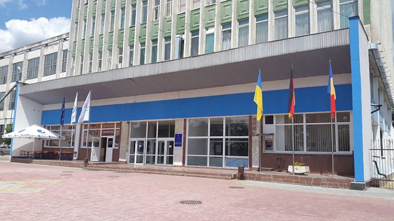 Найбільший завод в місті попередили про замінування. Працівників евакуювали і йде перевірка (ДОДАНІ ФОТО)