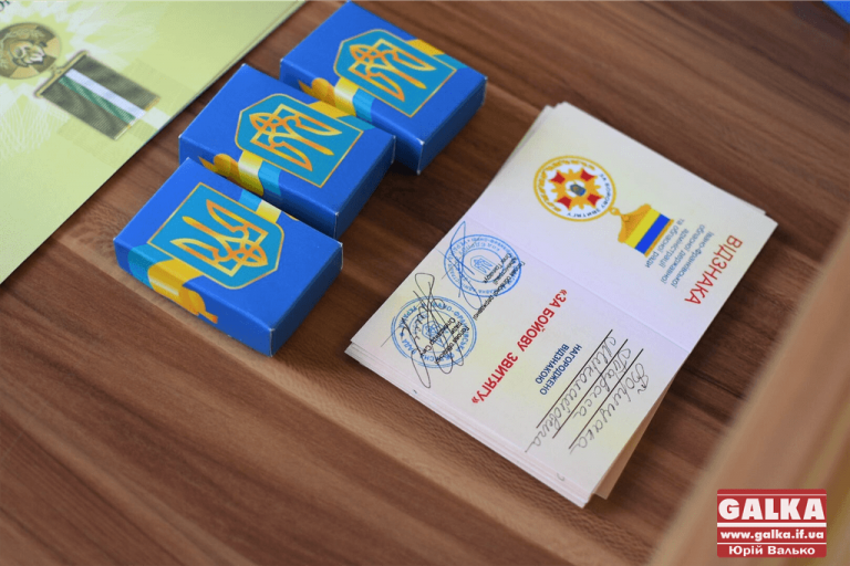 З нагоди Дня Героїв в обласній раді відзначили прикарпатців (ФОТО)