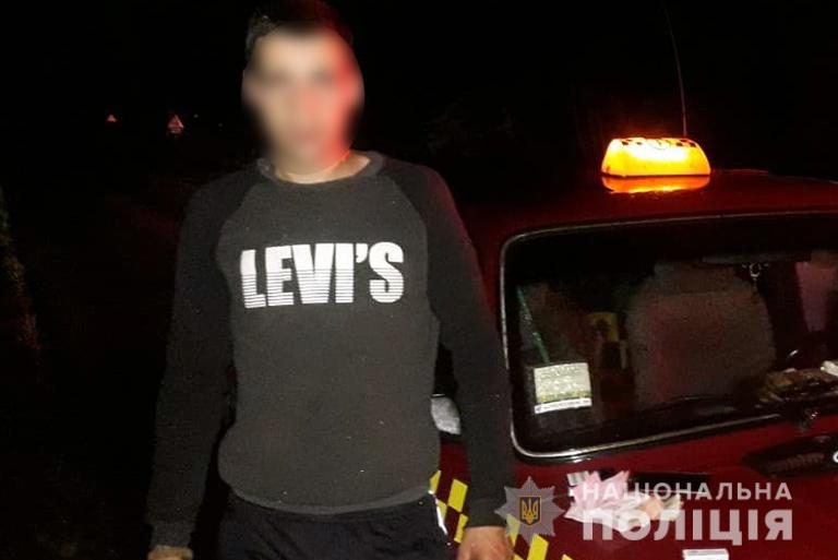 Поліціянти оперативно затримали прикарпатця, який пограбував 60-річну жінку (ФОТО)
