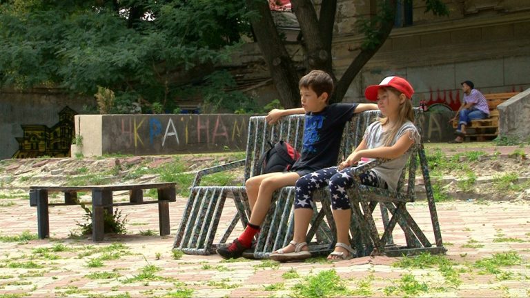 У Верховині встановлять вуличні лавки з пластику, який зберуть на толоці