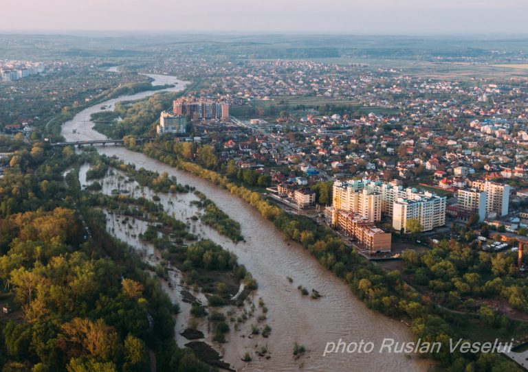 Висока вода. Франківець показав, як у повінь Бистриця Надвірнянська виглядає з неба (ФОТО)