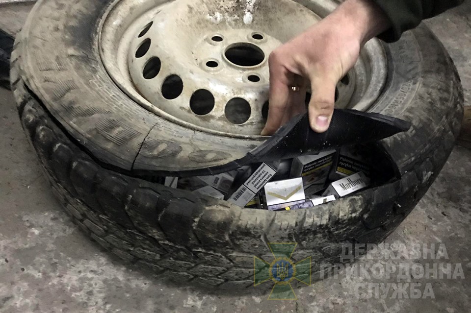 На кордоні спіймали прикарпатця, який нелегально перевозив майже 300 пачок цигарок (ФОТО)