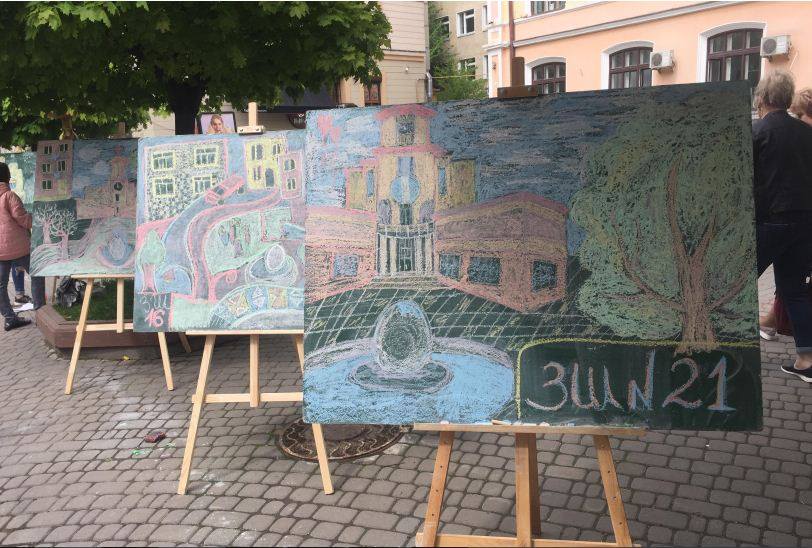 На Стометрівці всі охочі крейдою творять «Замальовки рідного міста» (ФОТО, ВІДЕО)