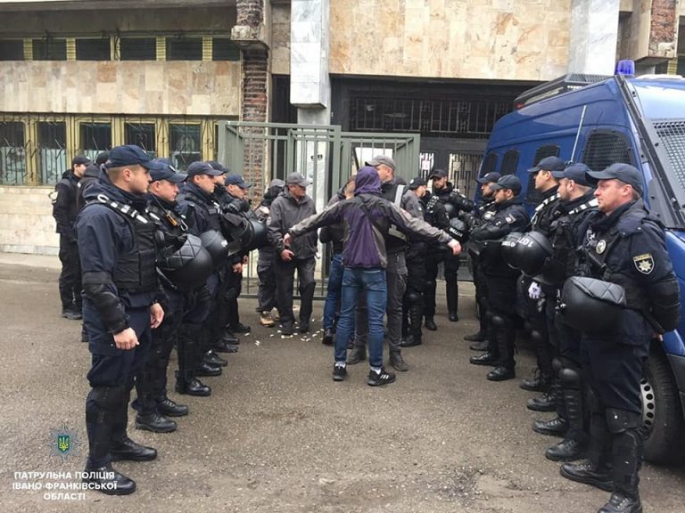 Фанати “Волині” і місцева поліція влаштували сутичку після гри в Івано-Франківську (ДОДАНЕ ВІДЕО)