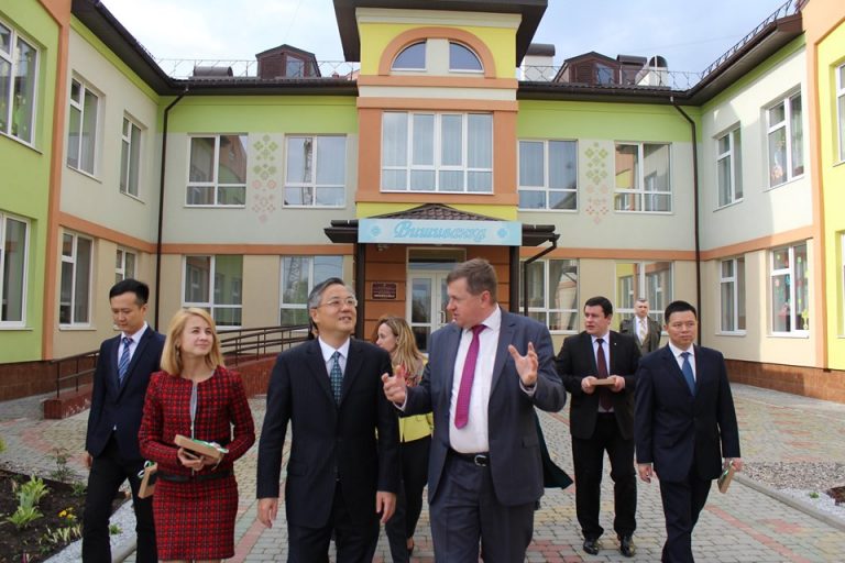 Делегації з китайського міста-партнера показали, як працює дитсадок у Франківську (ФОТО)