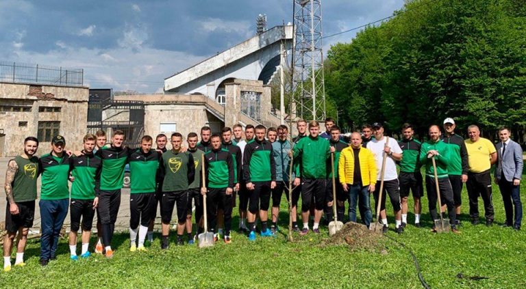 До Дня міста гравці “Прикарпаття” висадили ясени поблизу стадіону (ФОТО)