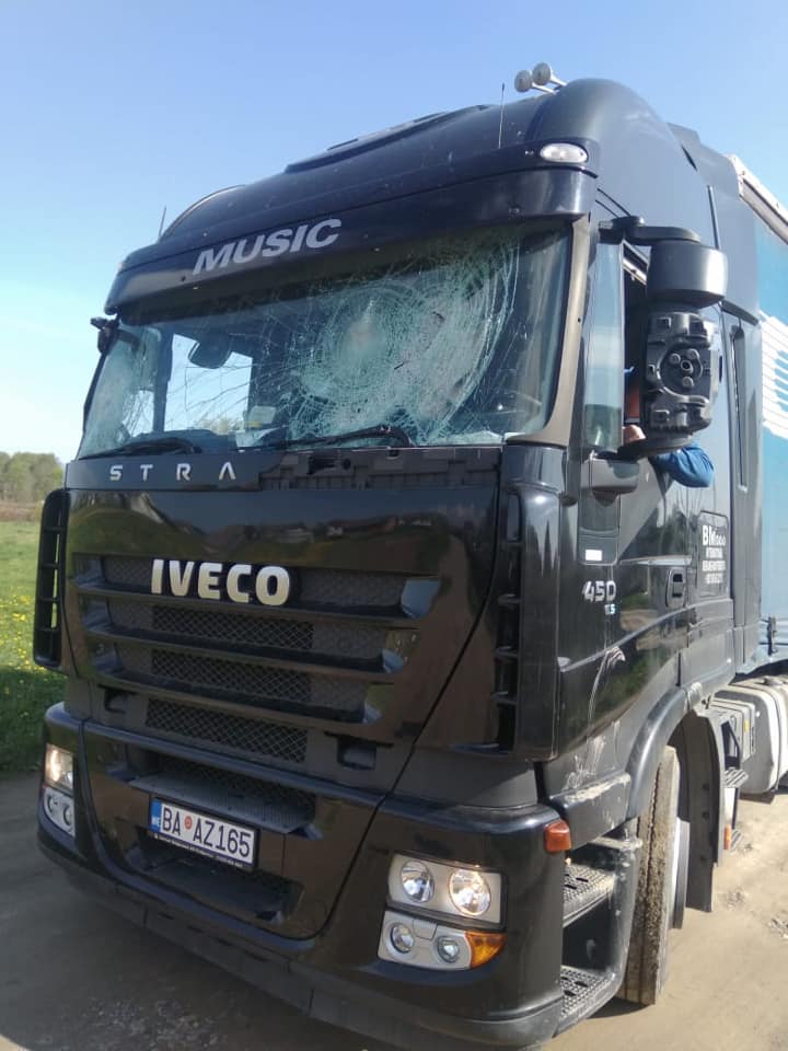 У Ворохті невідомі вночі напали на фуру – розбили машину та побили водія (ФОТО)