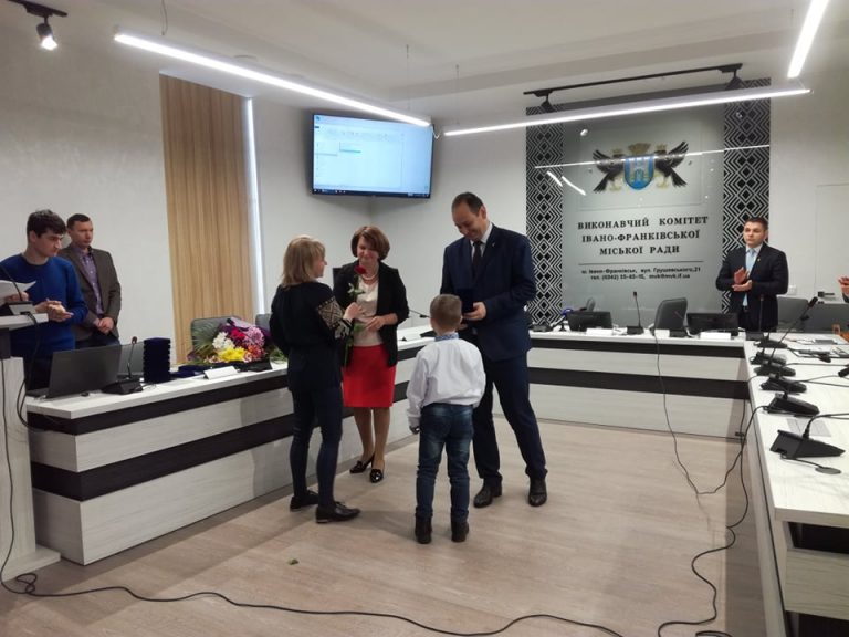 Сім’ї загиблих на сході іванофранківців отримали відзнаки замість синів (ФОТО)