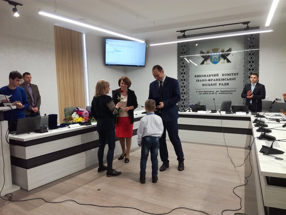 Сім’ї загиблих на сході іванофранківців отримали відзнаки замість синів (ФОТО)