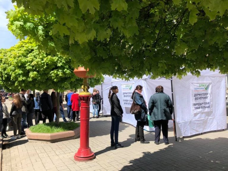 У центрі Івано-Франківська медики безкоштовно обстежують громадян (ФОТО)