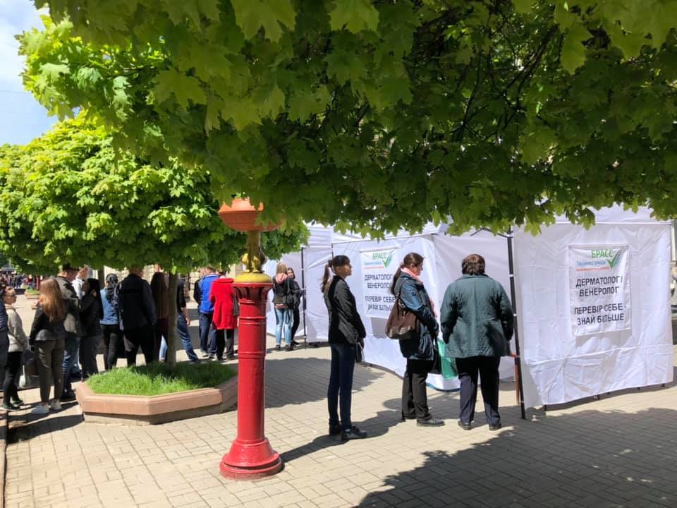 У центрі Івано-Франківська медики безкоштовно обстежують громадян (ФОТО)