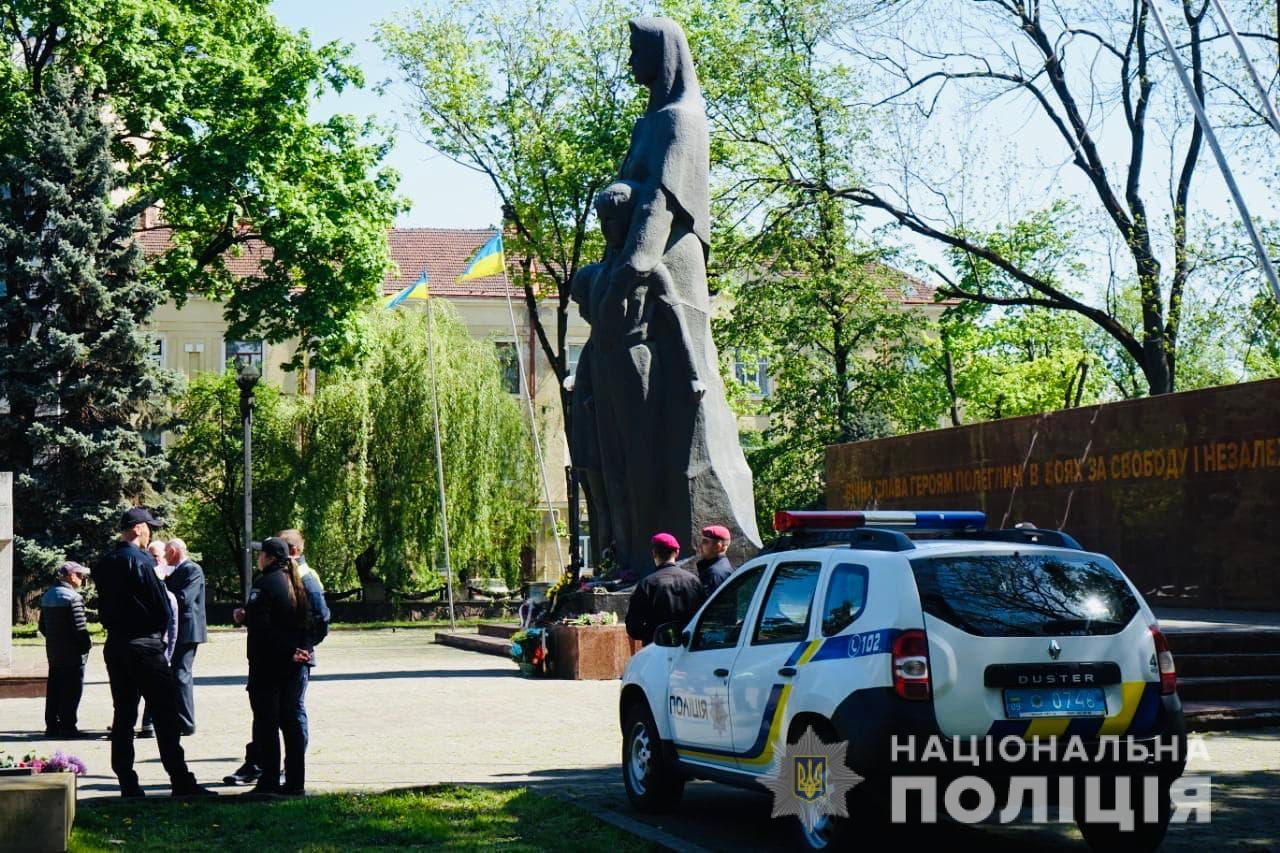 Майже 200 прикарпатських правоохоронців слідкували за порядком 9 травня (ФОТО)