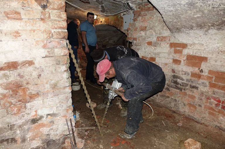 Одна з франківських шкіл почала просідати. Її терміново укріплюють (ФОТО)