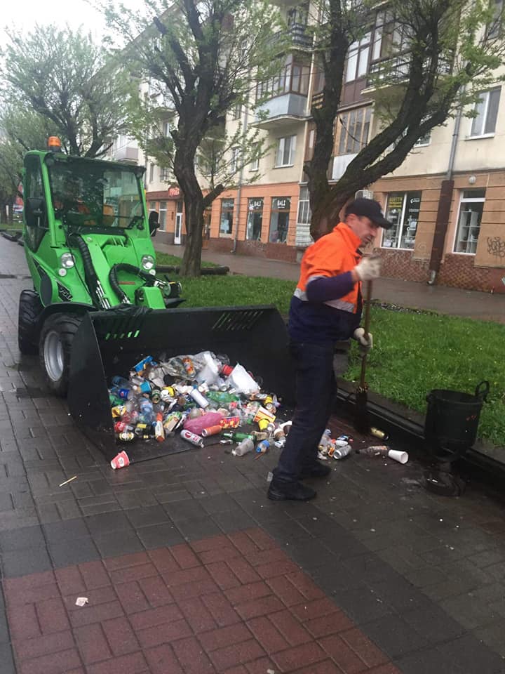 Комунальники показали, як прибирають Франківськ після фестивалю (ФОТО)