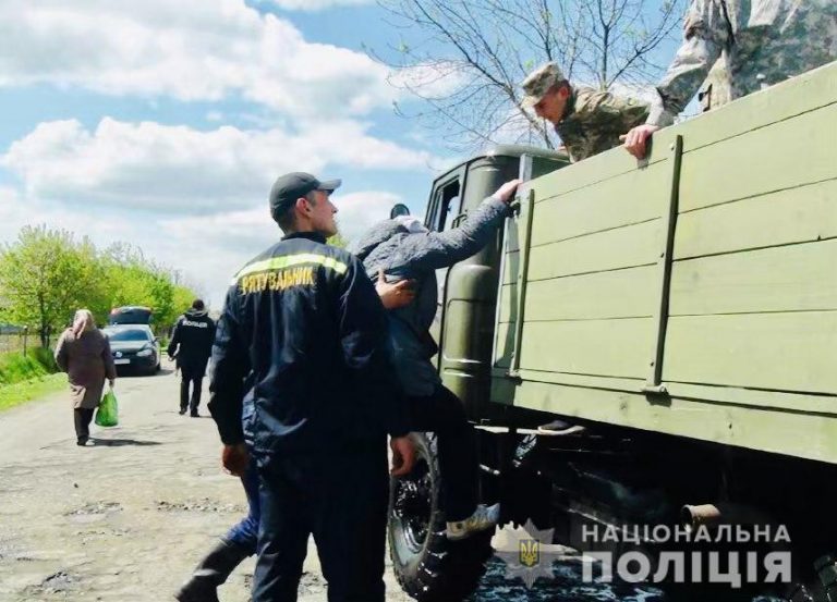 Річки замість вулиць: поліціянти і надзвичайники допомагають прикарпатцям, які постраждали у негоду (ФОТО)