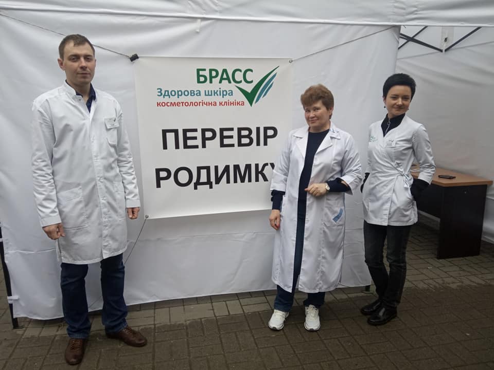 Під час вуличних обстежень шкіри у 40 франківців виявили підозри на рак