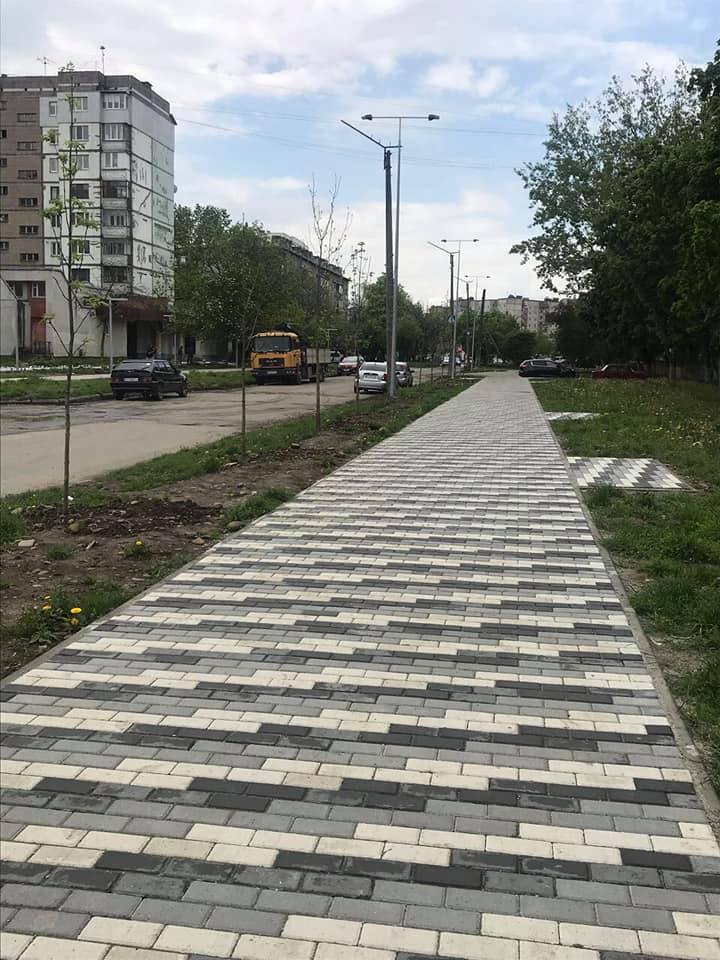 Пішохідна зона на Стуса набуває обрисів (ФОТО)