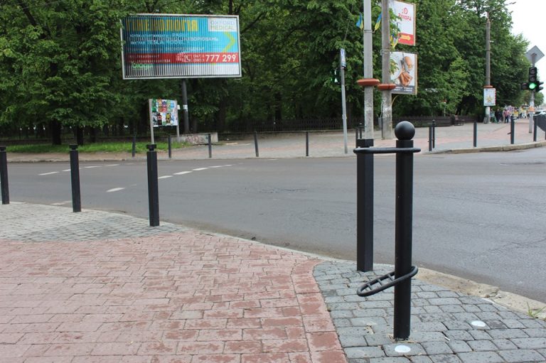 На Галицькій з’явилися зупинки для велосипедистів (ФОТО)