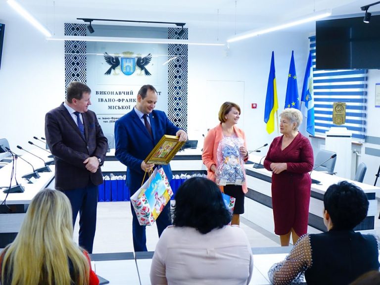 Учні херсонської школи подарували Марцінківу ікону Миколая Чудотворця (ФОТО)