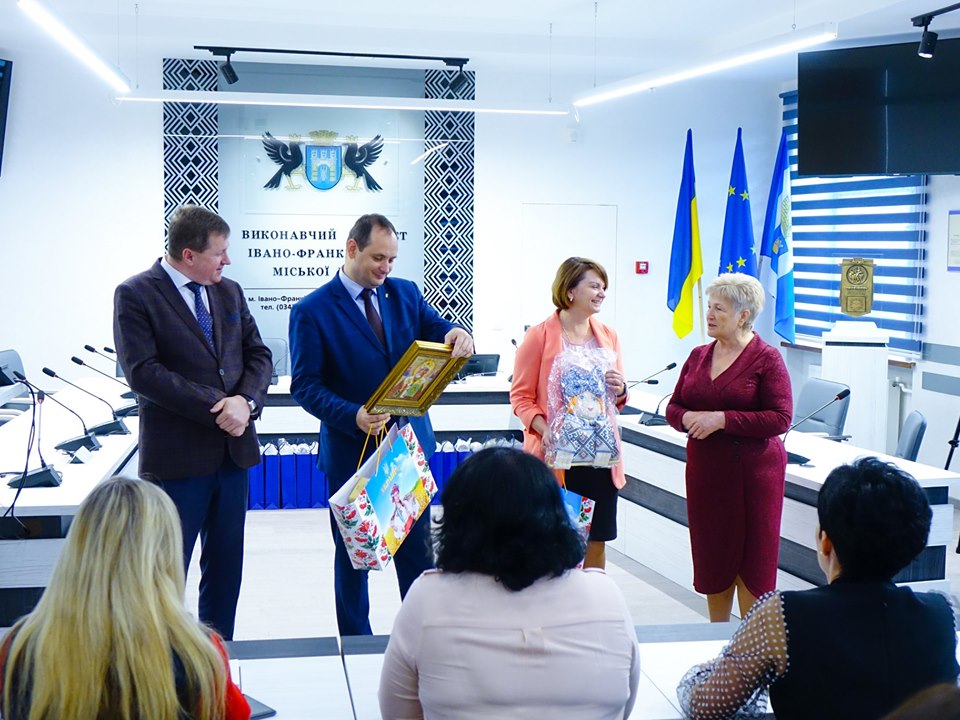 Учні херсонської школи подарували Марцінківу ікону Миколая Чудотворця (ФОТО)