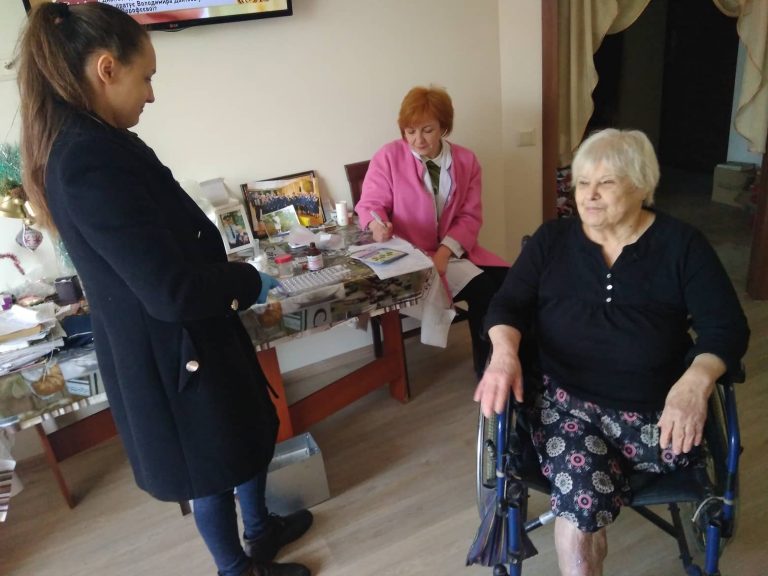 Місяць здоров’я: франківські медики безкоштовно обстежують “на дому” людей з особливими потребами (ФОТО)