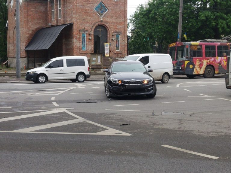 Поблизу вокзалу зіткнулися мікроавтобус та седан, рух ускладнений (ФОТО)
