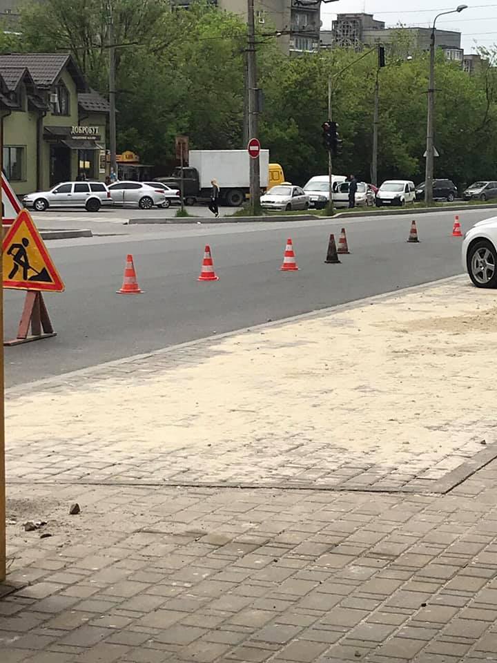 На вулиці Галицькій облаштовують заїзні кишені (ФОТО)
