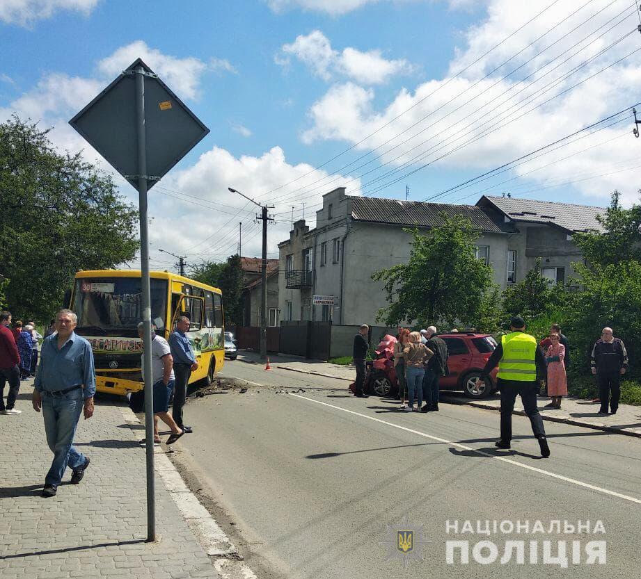 В аварії “Сузукі” та маршрутки постраждали вісім людей (ФОТО)