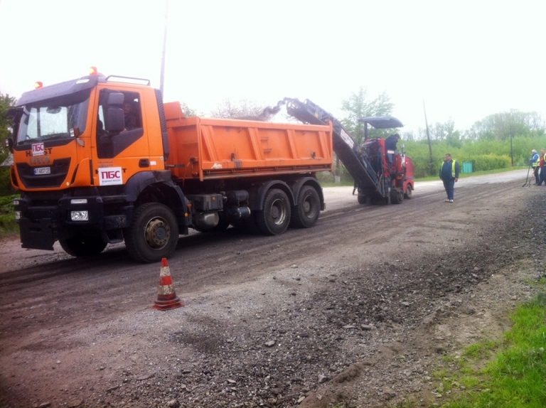 Чергову дорогу на Прикарпатті взялися доводити до ладу (ФОТО)