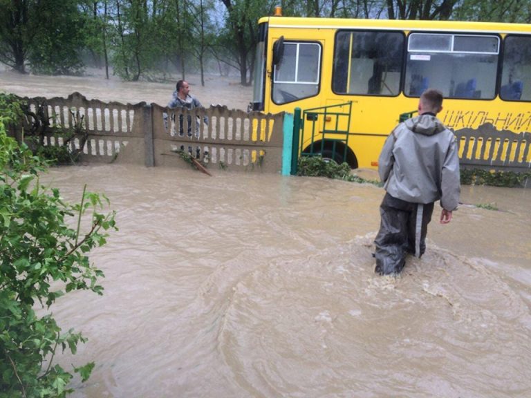 Прикарпатцям радять, як діяти при повенях і паводках