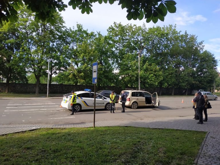 Жінка, котра потрапила під колеса на Довженка, померла у лікарні