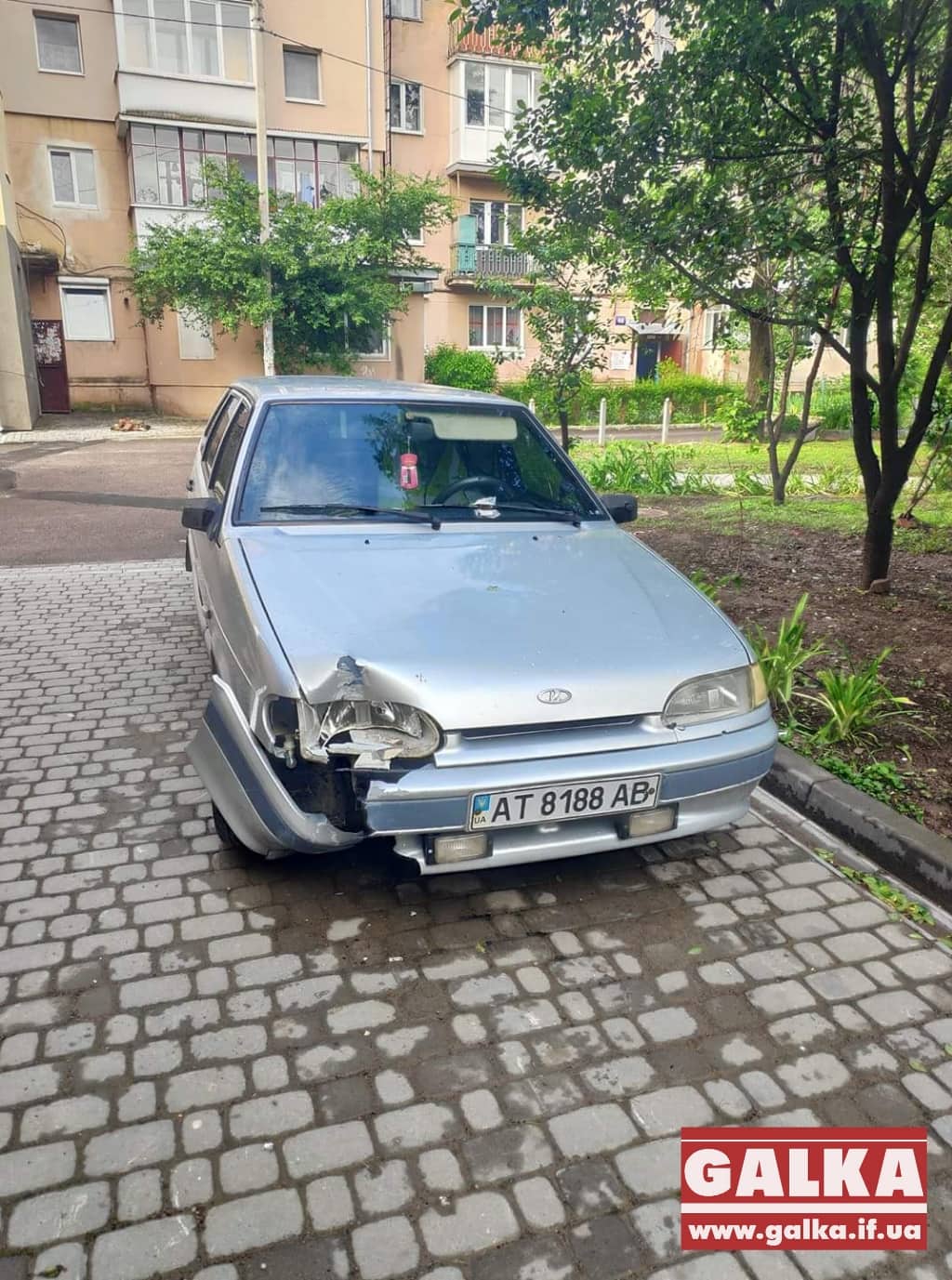 У франківському дворі в розбитій машині знайшли п’яного водія (ФОТОФАКТ)