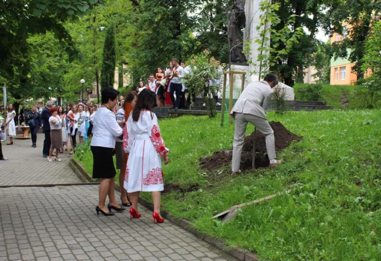 Франківські випускники на Валах висадили “Пам’ятне дерево” (ФОТО)