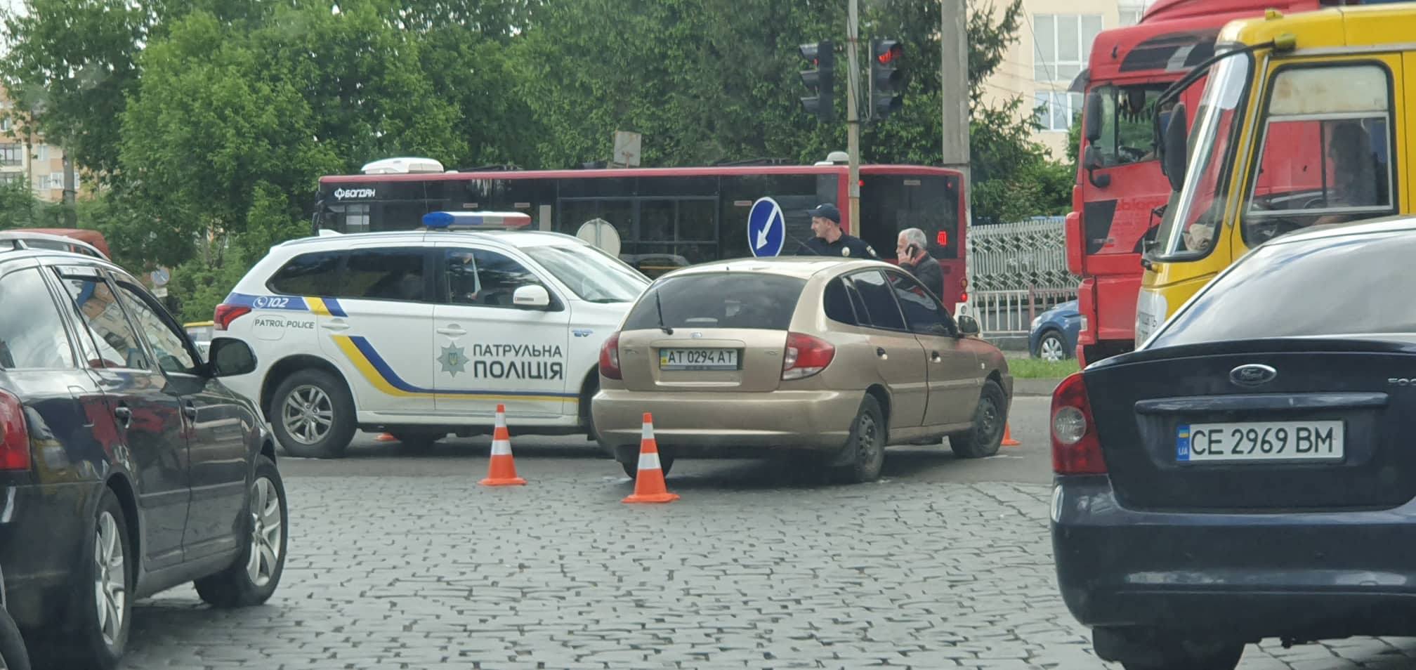 ДТП у Франківську: водій KIA не пропустив патрульних, які поспішали на виклик (ФОТО)