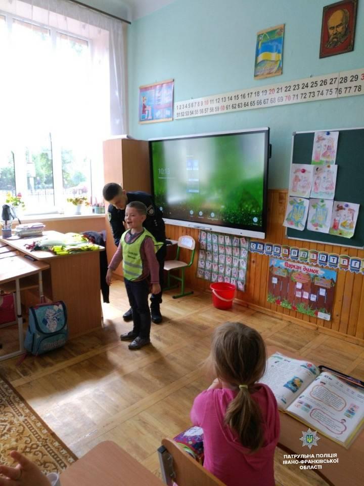 Юні учні з 13-ти шкіл отримали “Комплекти безпеки” (ФОТО)