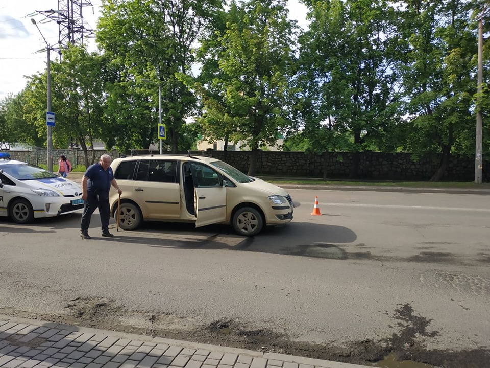 На Довженка автомобіль збив жінку, яка перебігала дорогу (ФОТО)