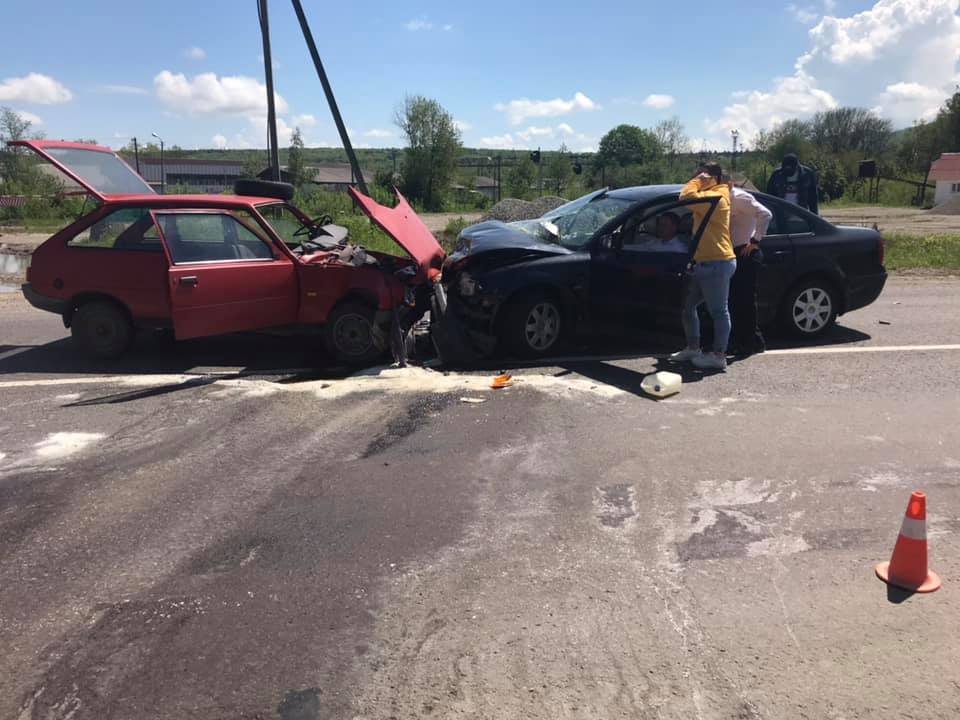 У Надвірні не розминулась Таврія та “Volkswagen”. Одного із водіїв госпіталізували