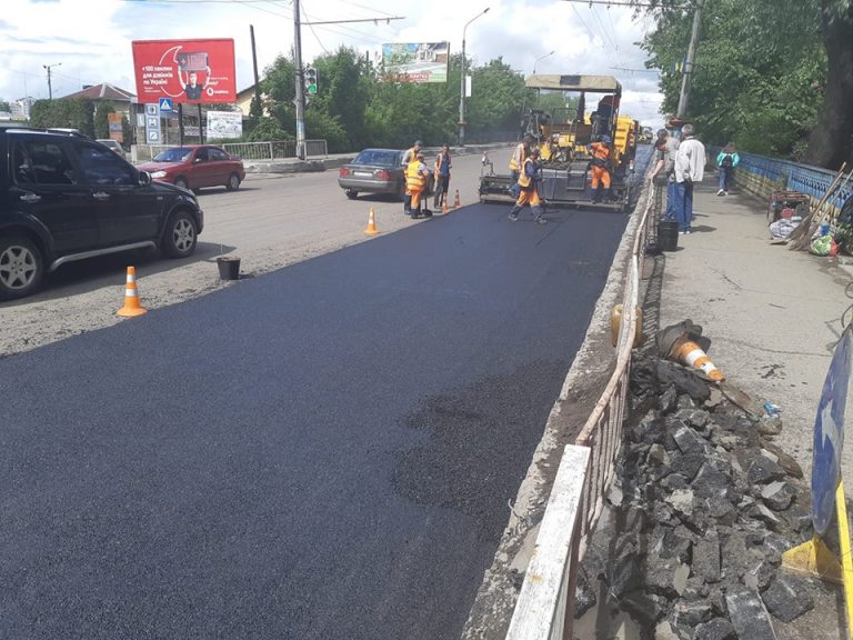 Дорогу на Незалежності продовжують ремонтувати (ФОТО)