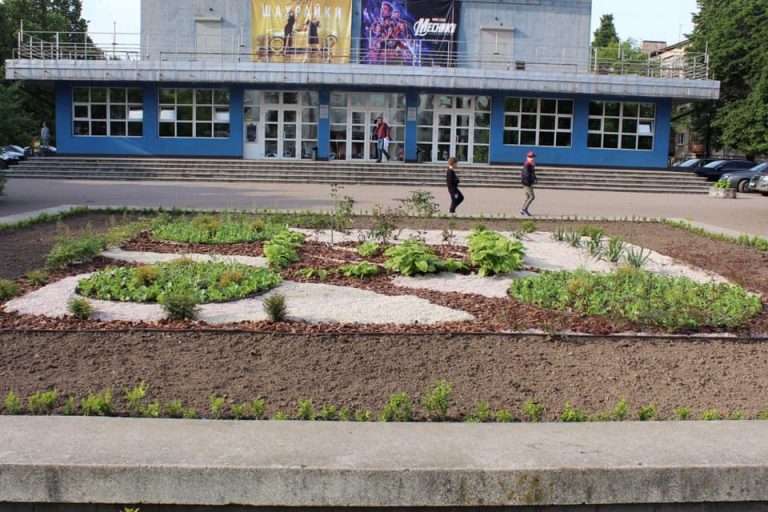 Квітуча оаза: у Франківську біля “Космосу” облаштували клумбу (ФОТО)