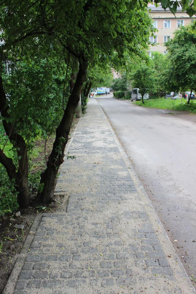 У Франківську на вулиці Гаморака облаштували тротуар (ФОТО)