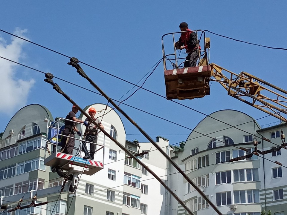 У Франківську на перехресті вулиць Тролейбусна-Хіміків встановлюють нові світлофори з відліком часу (ФОТО)
